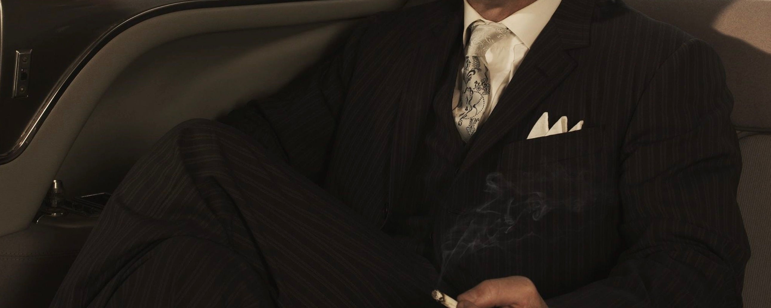 Pourquoi les costumes Peaky Blinders sont devenus iconiques ?